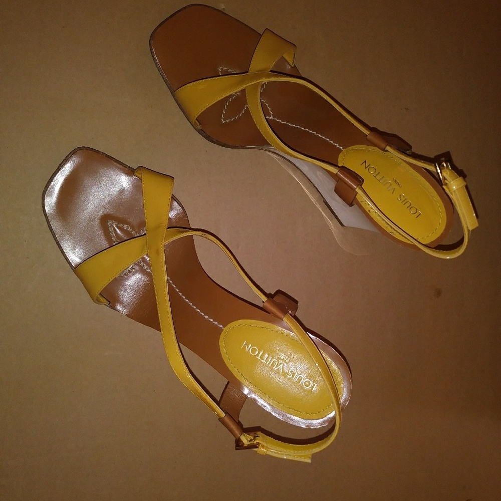 Louis vuitton wedge sandals size 39